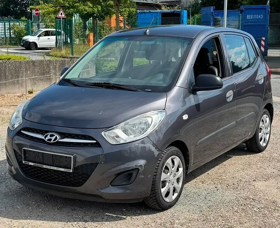 Gebraucht Hyundai i10 Edition 69 PS (50 kW) 2012 Grau Kleinwagen