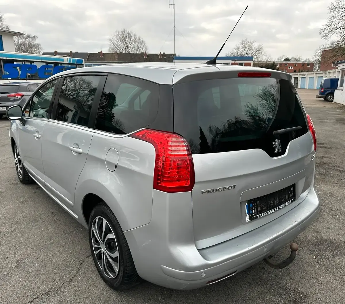 Gebraucht Peugeot 5008 Allure 163 PS (119 kW) 2011 Silber Van / Kleinbus