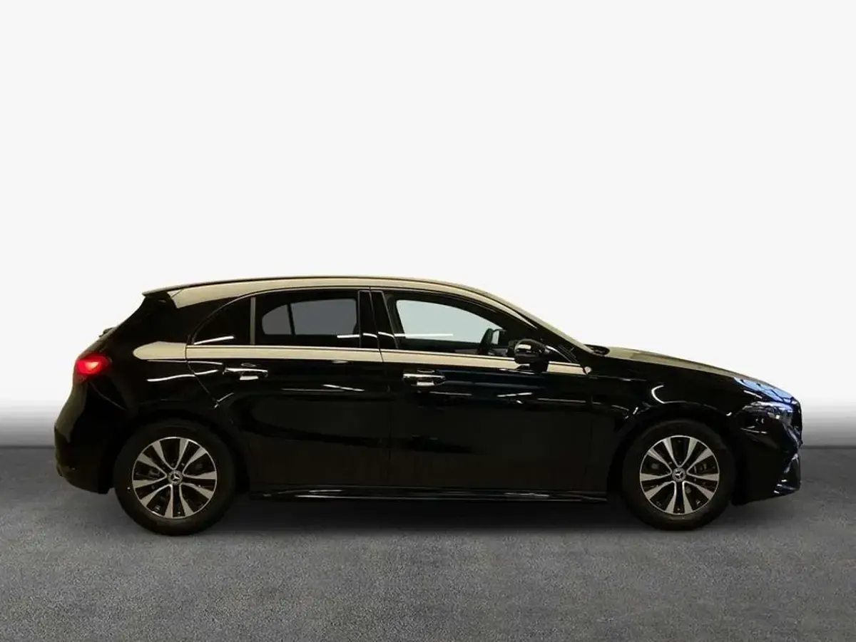 Gebraucht Mercedes A180 Edition 136 PS (100 kW) 2026 Schwarz Limousine
