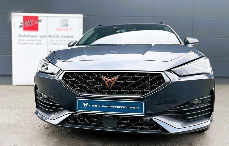 Magnetic grau Gebraucht 2023 Cupra Leon Kombi | 33.900 € (Teuer) - Bild 1/4