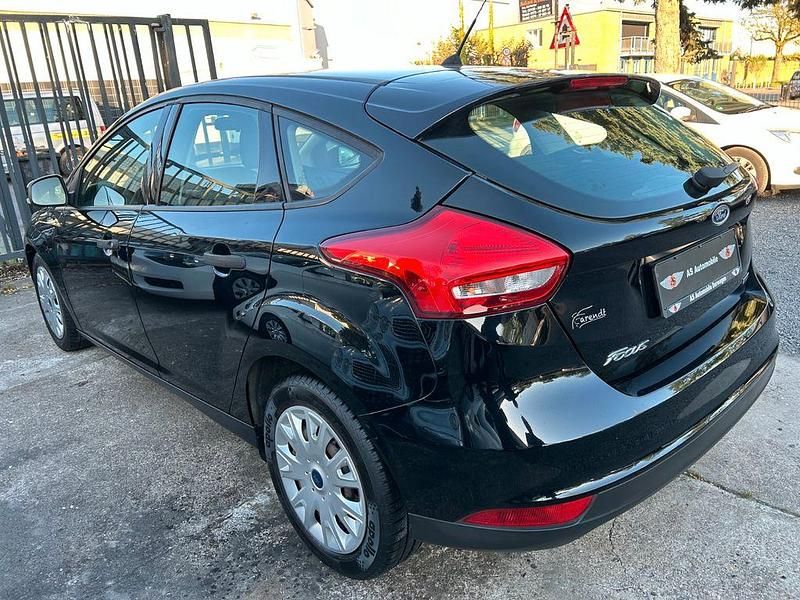 Gebraucht Ford Focus Ambiente 101 PS (74 kW) 2015 Schwarz Limousine