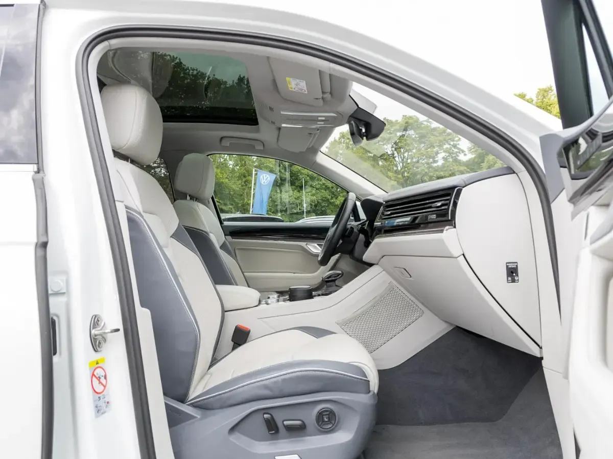 Gebraucht VW Touareg Elegance 381 PS (280 kW) 2022 Oryxweiß perlmutteffekt SUV