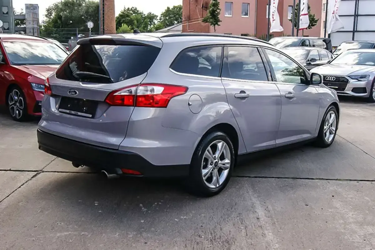 Gebraucht Ford Focus Champions Edition 140 PS (102 kW) 2012 Mica stonesilber/grau Limousine