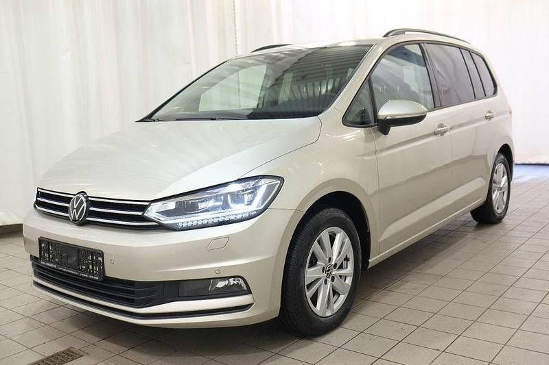 Silber Gebraucht 2024 VW Touran Comfortline Van / Kleinbus | 31.227 € (Fairer Preis) - Bild 1/4