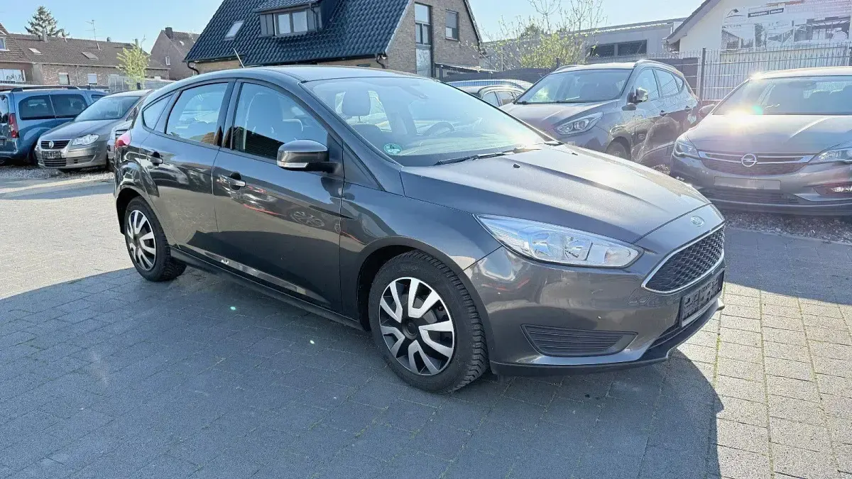 Używany Ford Focus Trend 101 KM (74 kW) 2017 Szary Sedan/Limuzyna
