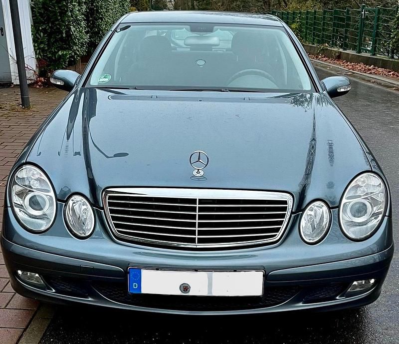 Grau Gebraucht 2006 Mercedes E200 Limousine | 3.400 € (Guter Preis) - Bild 1/4