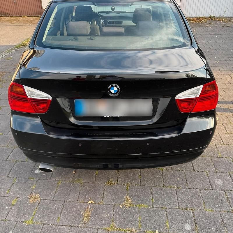 Gebraucht BMW 318 143 PS (105 kW) 2008 Schwarz Limousine