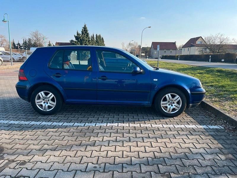 Gebraucht VW Golf IV Basis 105 PS (77 kW) 2002 Blau Kleinwagen