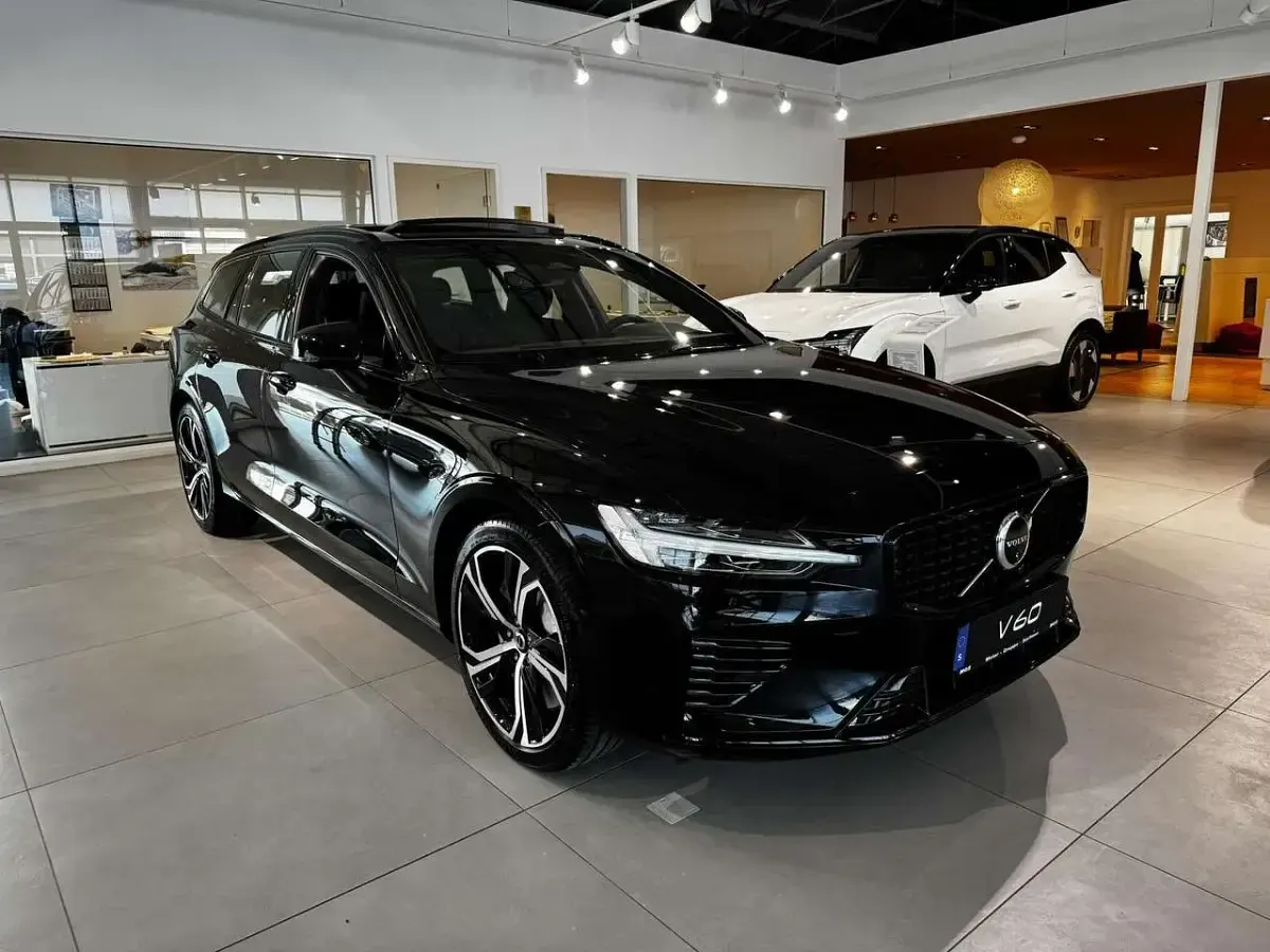 Neu Volvo V60 Plus 253 PS (186 kW) 2026 Onyx black / metallic Kombi