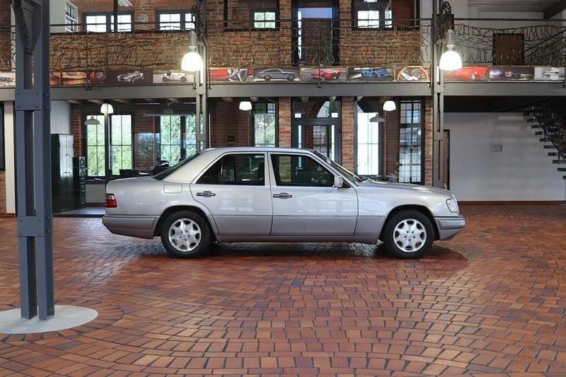 Gebraucht Mercedes E280 193 PS (141 kW) 1995 Silber Limousine