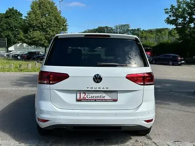 Gebraucht VW Touran Highline 150 PS (110 kW) 2023 Weiß Van / Kleinbus