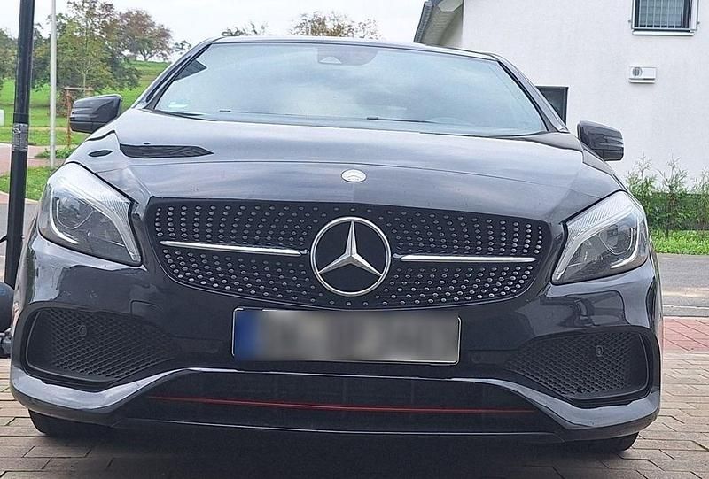 Schwarz Gebraucht 2017 Mercedes A250 AMG line Limousine | 17.990 € (Fairer Preis) - Bild 1/4