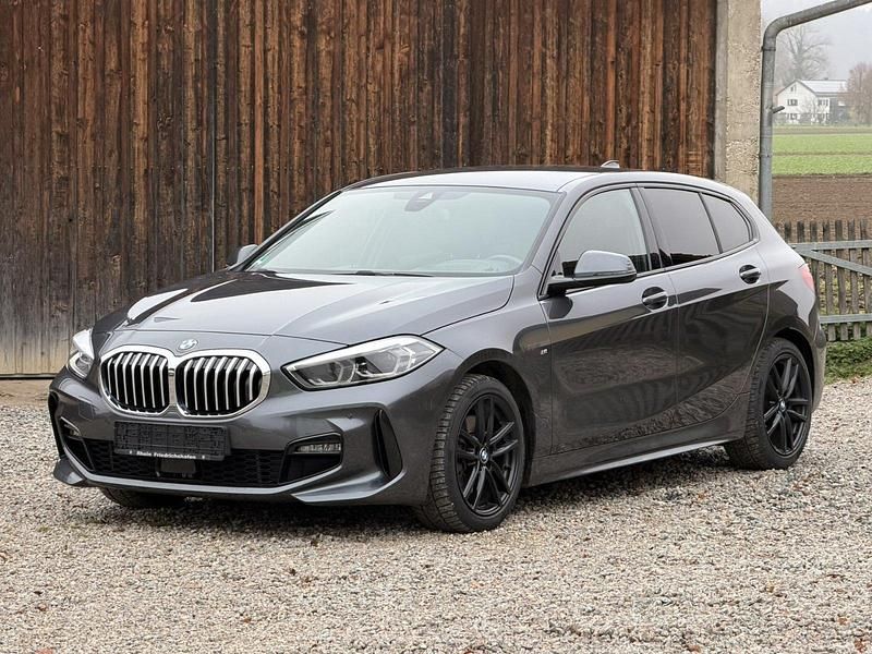 Grau Gebraucht 2020 BMW 118 M Sport Kleinwagen | 21.500 € (Etwas zu teuer) - Bild 1/4