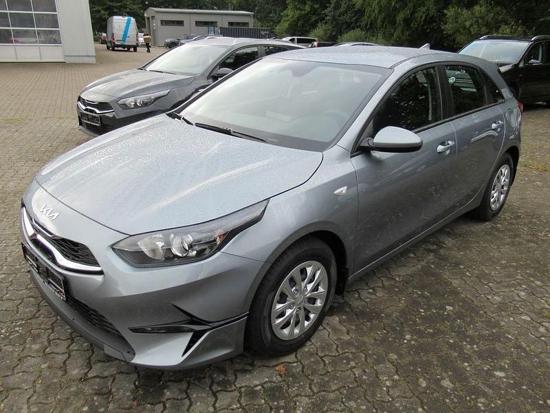 Neu Kia Ceed Vision 140 PS (102 kW) 2025 Silber Kleinwagen