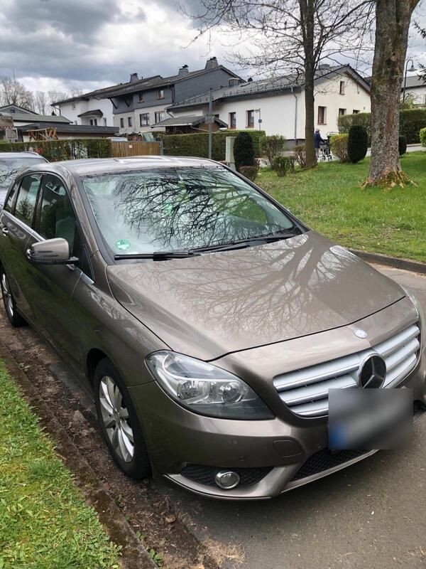 Gold Gebraucht 2013 Mercedes B180 Van / Kleinbus | 6.990 € - Bild 1/4