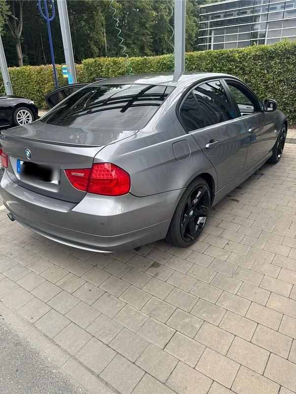 Grau Gebraucht 2011 BMW 320 Limousine | 4.850 € (Guter Preis) - Bild 1/4