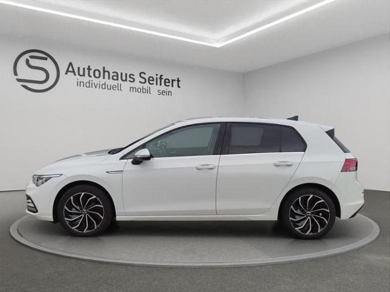 Gebraucht VW Golf VIII Style 150 PS (110 kW) 2021 Pure white Limousine