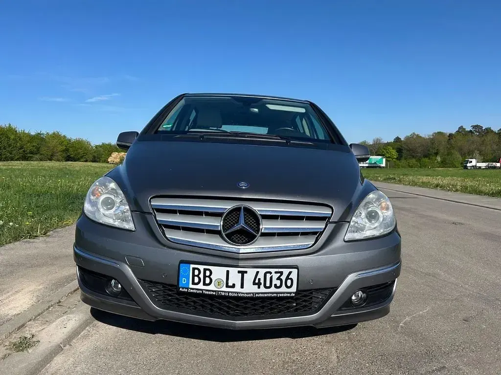 Gebraucht Mercedes B180 109 PS (80 kW) 2011 Silber Van / Kleinbus