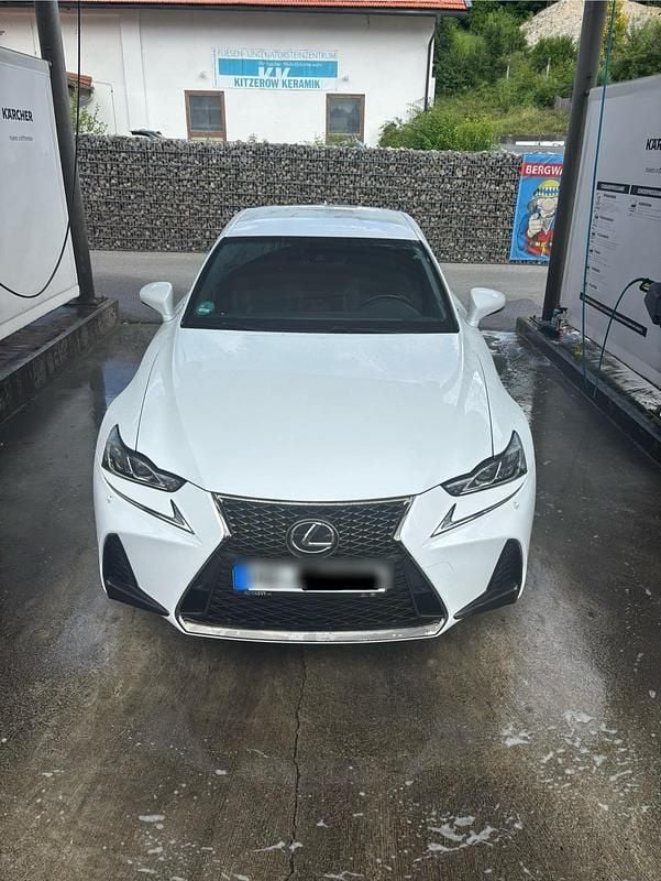 Weiß Gebraucht 2017 Lexus IS200t Sport Line Limousine | 28.600 € - Bild 1/4