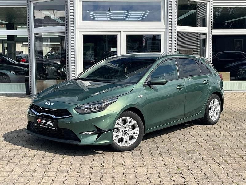 Grün Gebraucht 2024 Kia Ceed Spirit Limousine | 21.990 € (Superpreis) - Bild 1/4