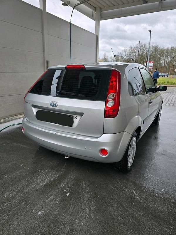 Gebraucht Ford Fiesta Ambiente 70 PS (51 kW) 2005 Silber Kleinwagen