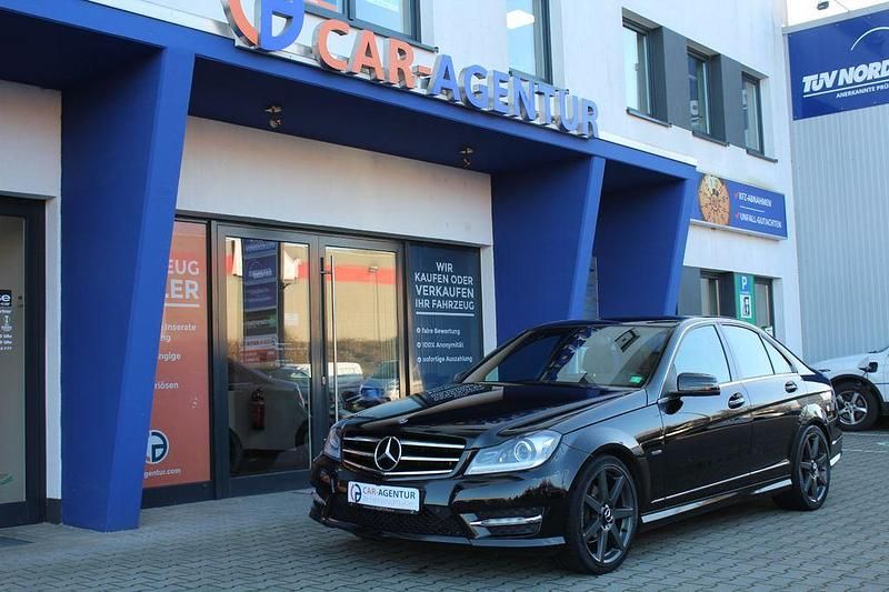 Schwarz Gebraucht 2011 Mercedes C250 AMG line Limousine | 8.900 € (Guter Preis) - Bild 1/4