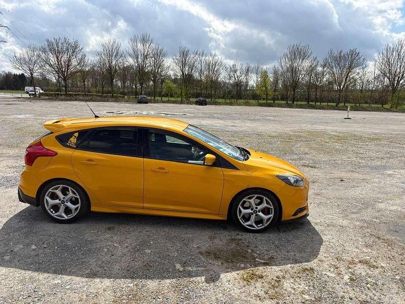 Gebraucht Ford Focus ST 250 PS (183 kW) 2014 Gelb Limousine