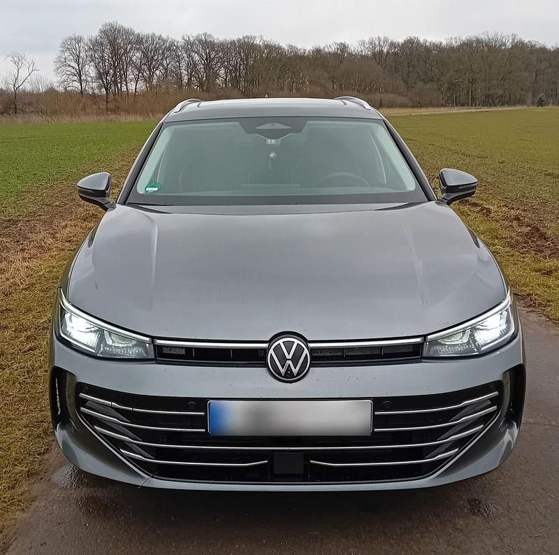 Gebraucht VW Passat Elegance 150 PS (110 kW) 2024 Grau Kombi