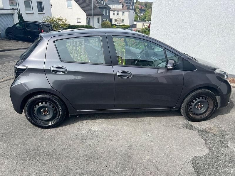 Gebraucht Toyota Yaris 69 PS (50 kW) 2014 Grau Kleinwagen
