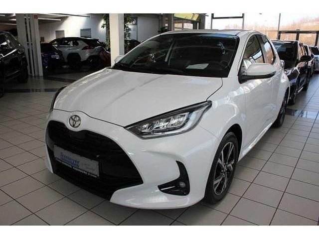 Platinweiss metallic Gebraucht 2024 Toyota Yaris Hybrid Team Kleinwagen | 24.490 € (Fairer Preis) - Bild 1/4