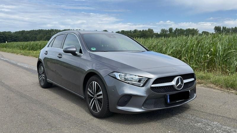 Grau Gebraucht 2022 Mercedes A180 Advanced Limousine | 22.600 € (Fairer Preis) - Bild 1/4