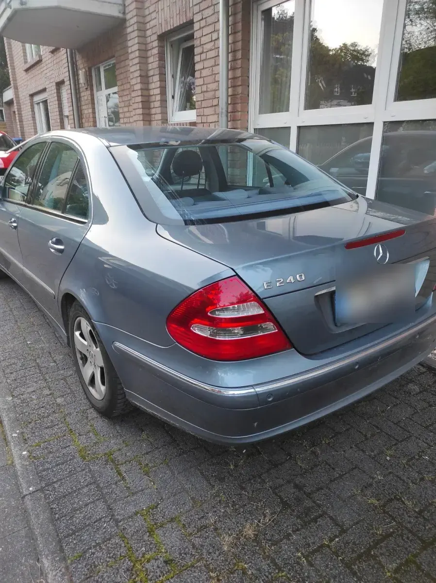 Gebraucht Mercedes E240 Avantgarde 177 PS (130 kW) 2002 Blau Limousine