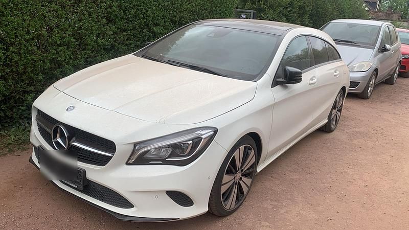 Weiß Gebraucht 2018 Mercedes CLA220 Limousine | 19.000 € (Fairer Preis) - Bild 1/4