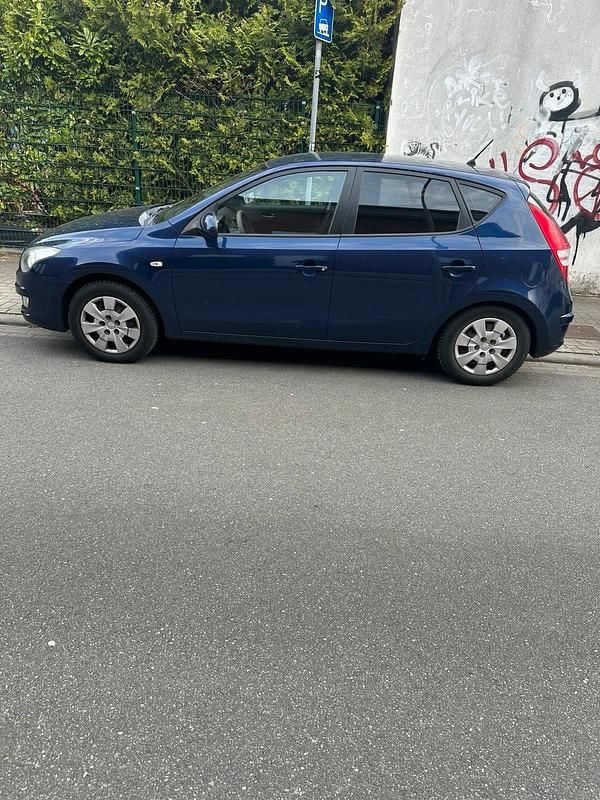 Gebraucht Hyundai i30 109 PS (80 kW) 2010 Blau Kombi