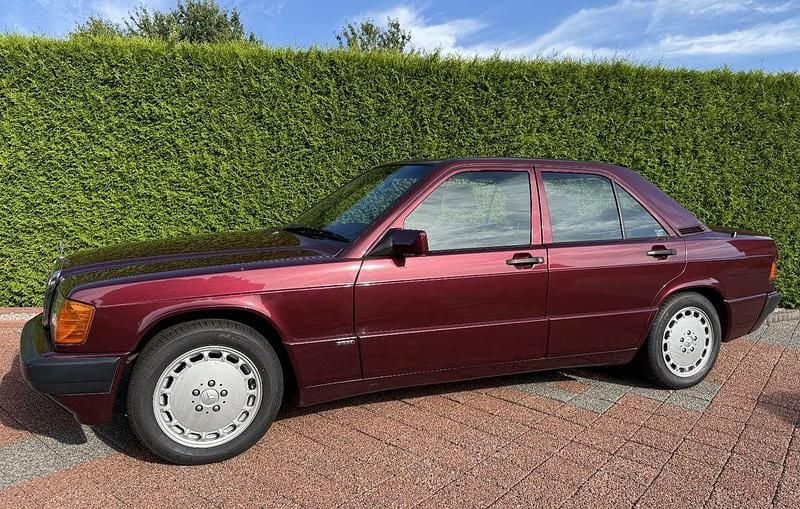Rot Gebraucht 1992 Mercedes 190 Avantgarde Limousine | 13.700 € - Bild 1/4