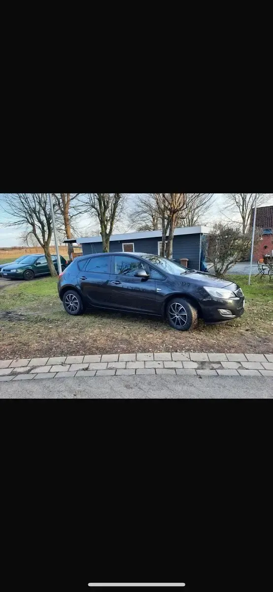 Gebraucht Opel Astra 140 PS (102 kW) 2012 Schwarz Kleinwagen