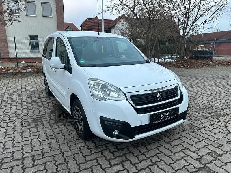 Gebraucht Peugeot Partner Tepee 120 PS (88 kW) 2017 Weiß Van / Kleinbus