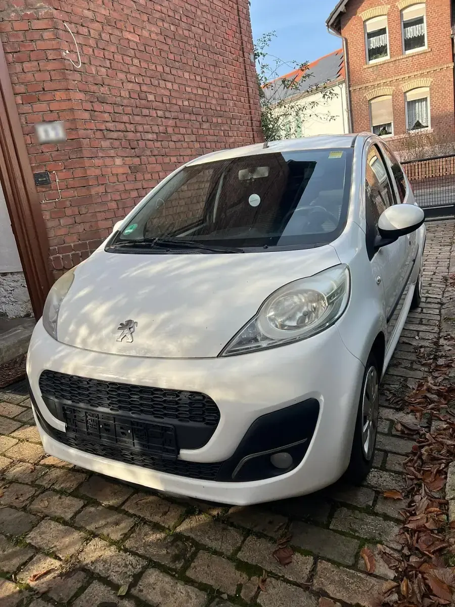 Gebraucht Peugeot 107 68 PS (50 kW) 2013 Weiß Kleinwagen