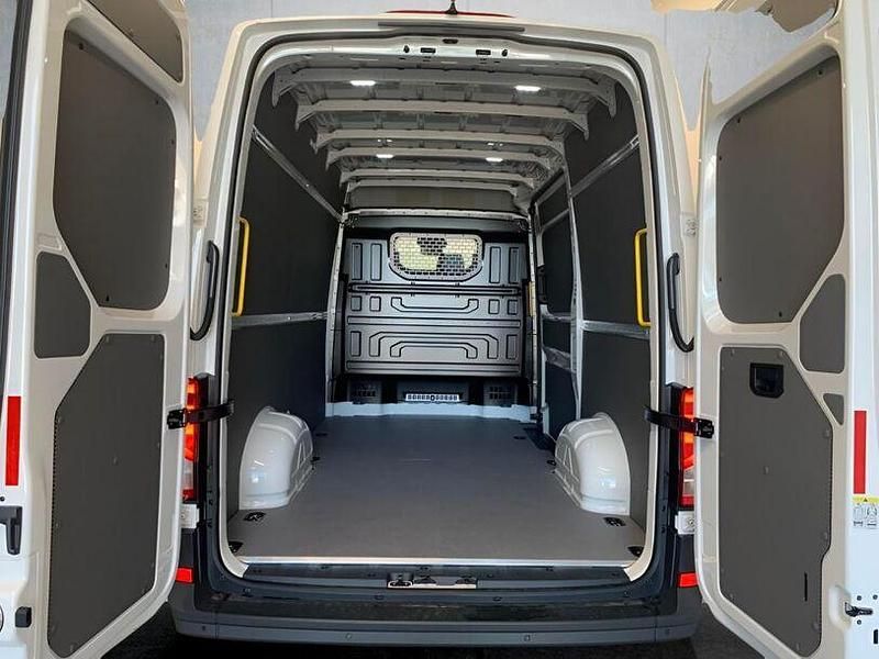 Second-hand VW Crafter 140 CP (102 kW) 2024 Alb Van