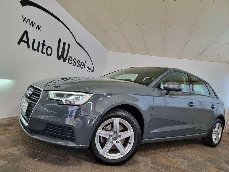 Nanograu metallic (metallic) Gebraucht 2019 Audi A3 Comfort Limousine | 19.450 € (Etwas zu teuer) - Bild 1/4