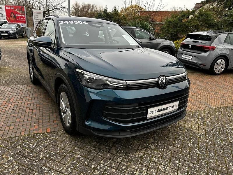 Gebraucht VW Tiguan Basis 131 PS (96 kW) 2025 Blau SUV
