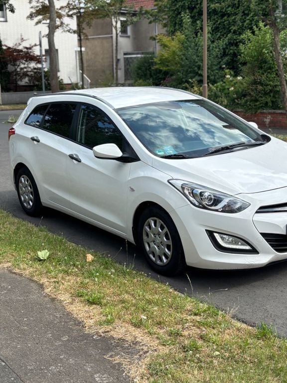 Weiß Gebraucht 2014 Hyundai i30 Trend Kombi | 4.600 € (Superpreis) - Bild 1/4
