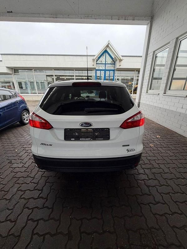 Gebraucht Ford Focus Trend 101 PS (74 kW) 2013 Weiß Kombi