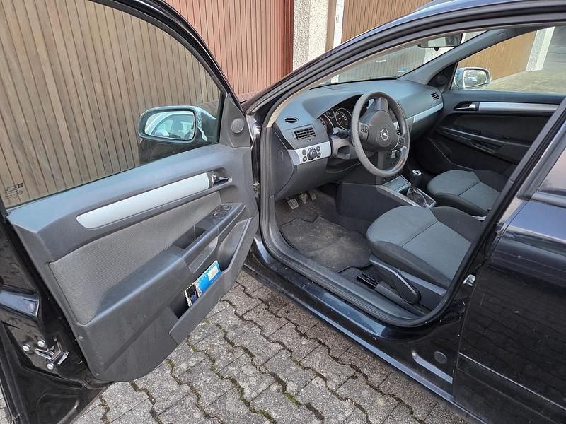 Gebraucht Opel Astra 105 PS (77 kW) 2004 Schwarz Kombi