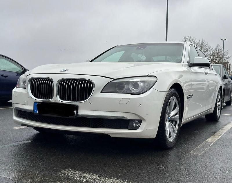 Weiß Gebraucht 2012 BMW 740 Performance Limousine | 10.950 € (Fairer Preis) - Bild 1/4
