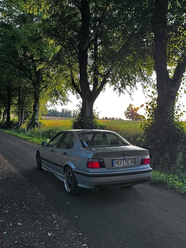 Gebraucht BMW 323 180 PS (132 kW) 1996 Silber Limousine