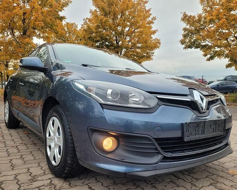 Grau Gebraucht 2015 Renault Mégane III Authentique Limousine | 5.700 € (Guter Preis) - Bild 1/4