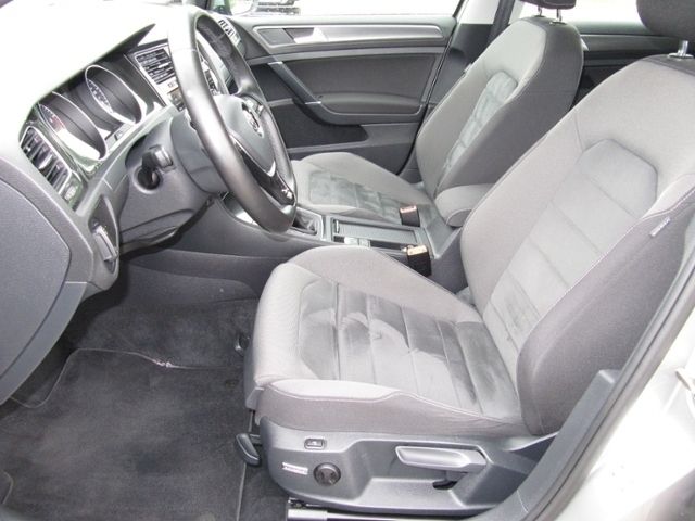 Gebraucht VW Golf VII Comfortline 125 PS (91 kW) 2017 Silber metallic Limousine