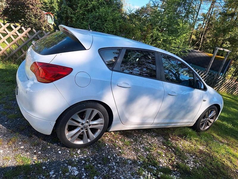 Gebraucht Opel Astra Design Edition 140 PS (102 kW) 2011 Weiß Kleinwagen