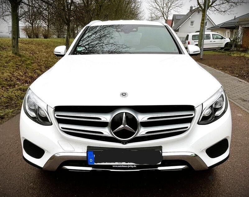 Weiß Gebraucht 2017 Mercedes GLC250 AMG line SUV | 22.800 € (Guter Preis) - Bild 1/4